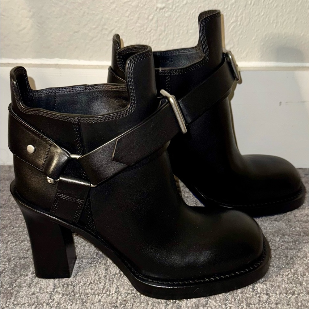 BURBERRY
Black Leather Ankle Boots
Women's - Picture 8 of 16
